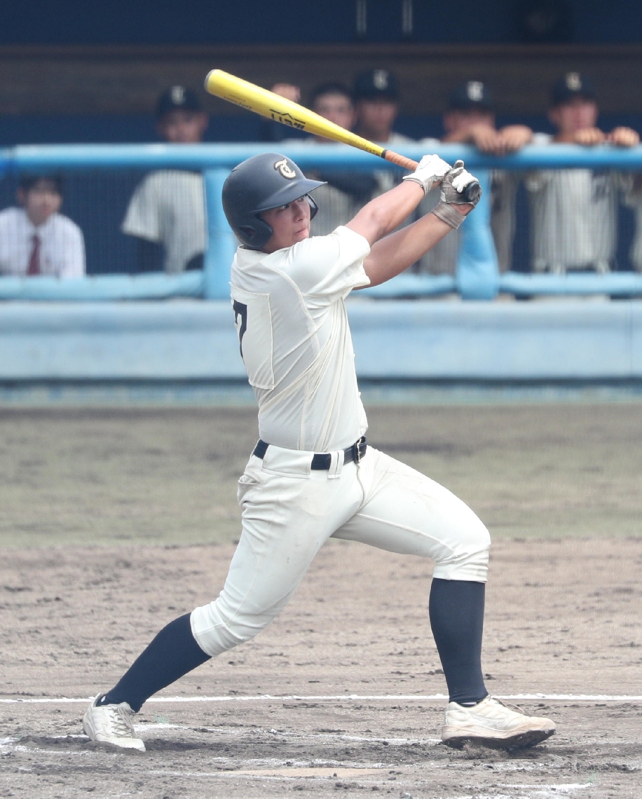 【決勝・大分商―鶴崎工】延長タイブレーク１０回裏無死一、二塁、斎藤が中越えにサヨナラ打を放つ