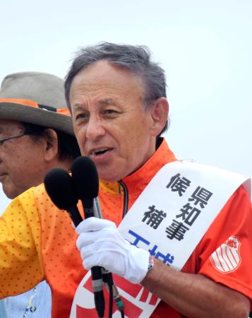 街頭演説で支持を訴える玉城デニー氏＝６日午後、沖縄県宜野湾市
