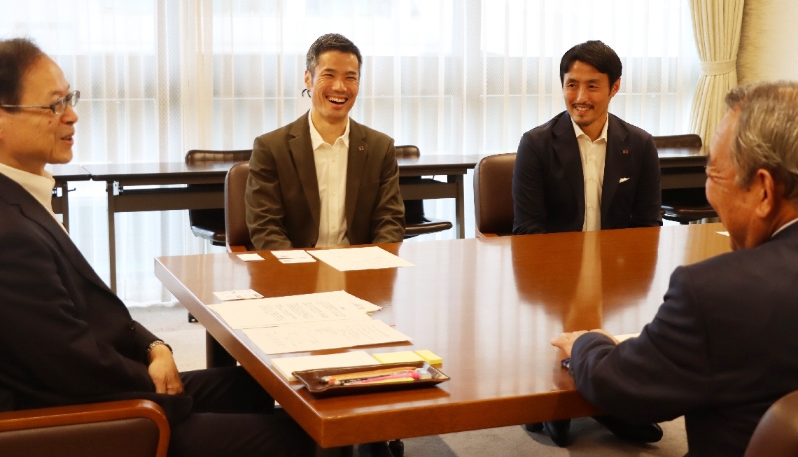 佐藤知事（左端）を訪ねたフットサル日本代表の高橋監督（右から２人目）と吉川チームダイレクター（右から３人目）ら
