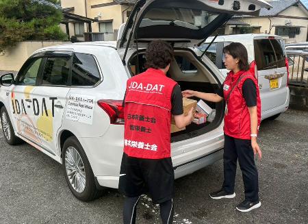 被災者支援に向かうため食料などを車に積み込むＪＤＡ―ＤＡＴの隊員＝５日、熊本市（熊本県栄養士会提供）