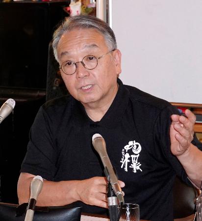 取材に応じるＮＰＯ法人「抱樸」の奥田知志理事長＝７日午後、北九州市八幡東区