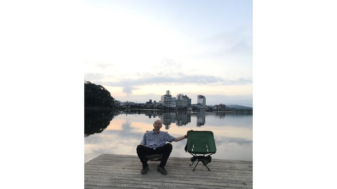 三隈川のそばで朝日を迎える坂本竜一さん
