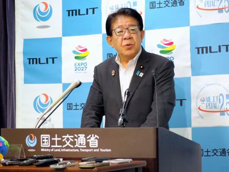 記者会見する金子国交相＝８日午前、国交省