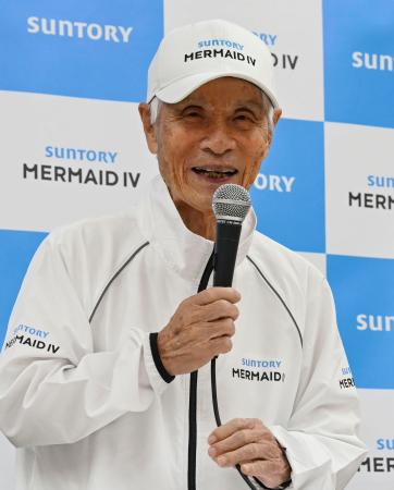 記者会見する海洋冒険家の堀江謙一さん＝８日午前、兵庫県西宮市