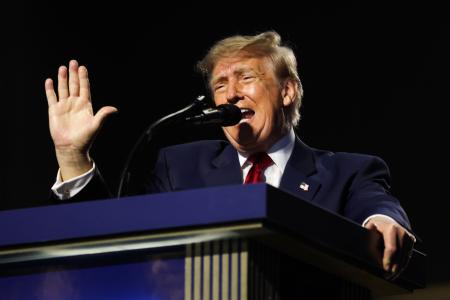 １０日、米テキサス州で開かれた共和党大会で演説するトランプ大統領（ゲッティ＝共同）