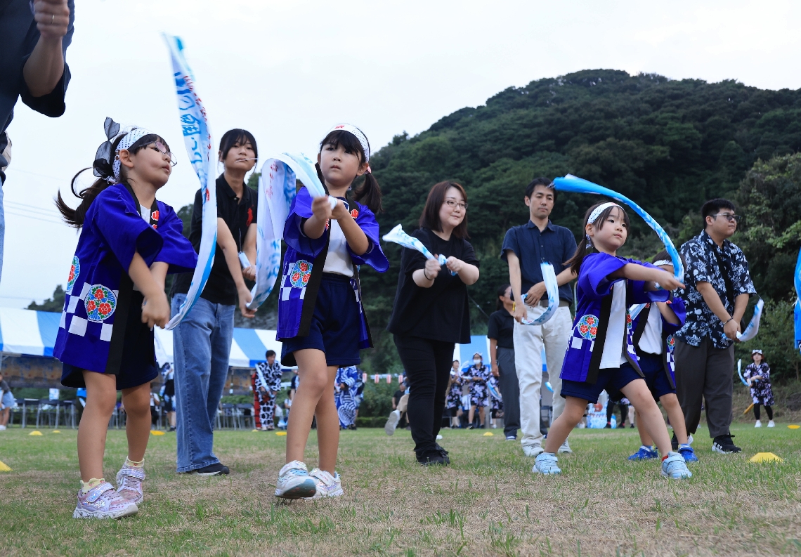 踊りを披露する子どもたち