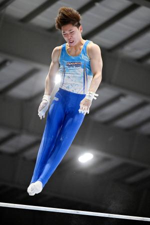 男子個人総合で初優勝した三輪哲平の鉄棒＝アリーナ立川立飛