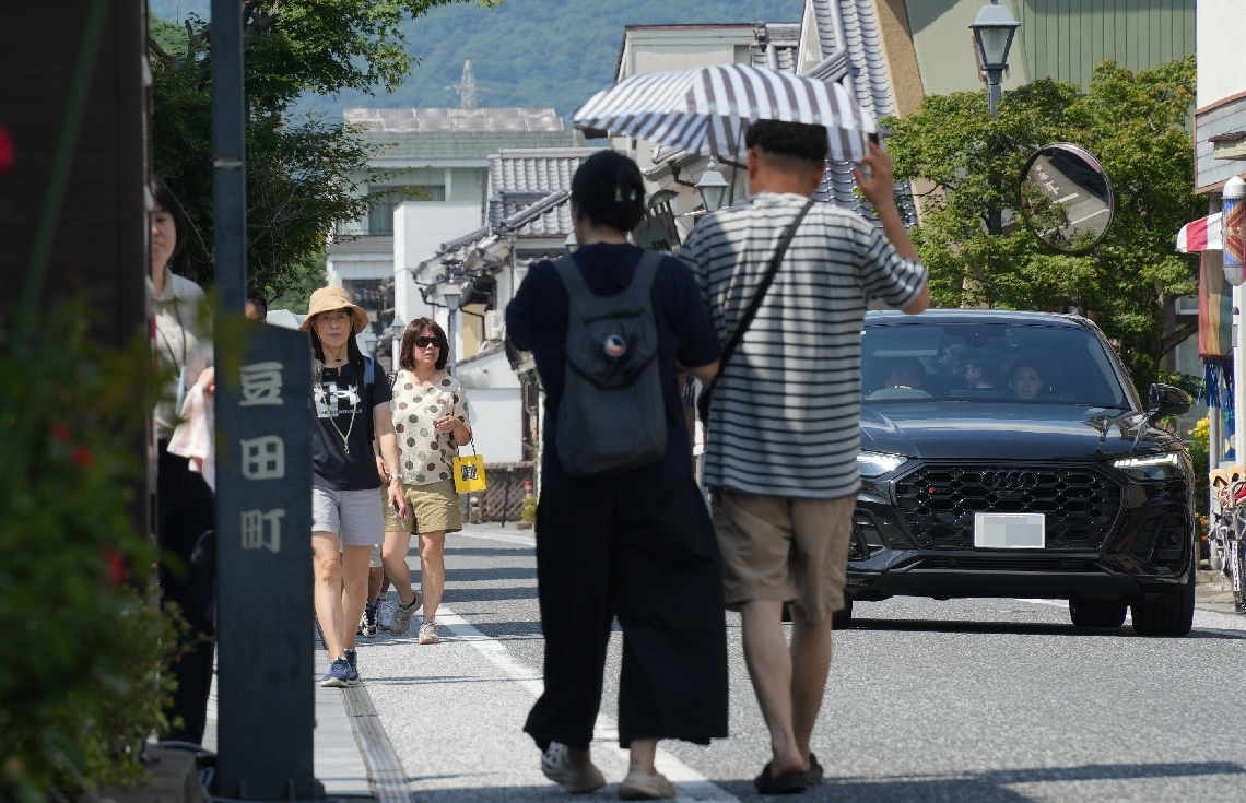 訪日客が増えた豆田町は安全確保が課題となっている＝日田市（写真は一部加工しています）