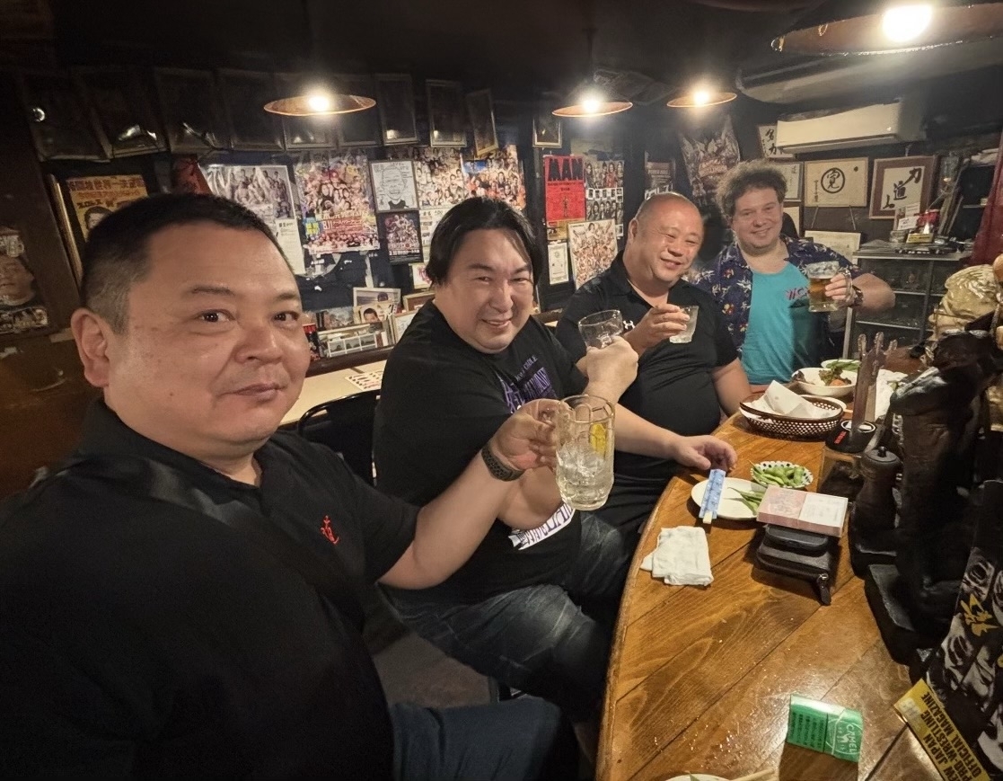 意気投合した来店者ら。手前が前田さん＝写真は一部加工しています