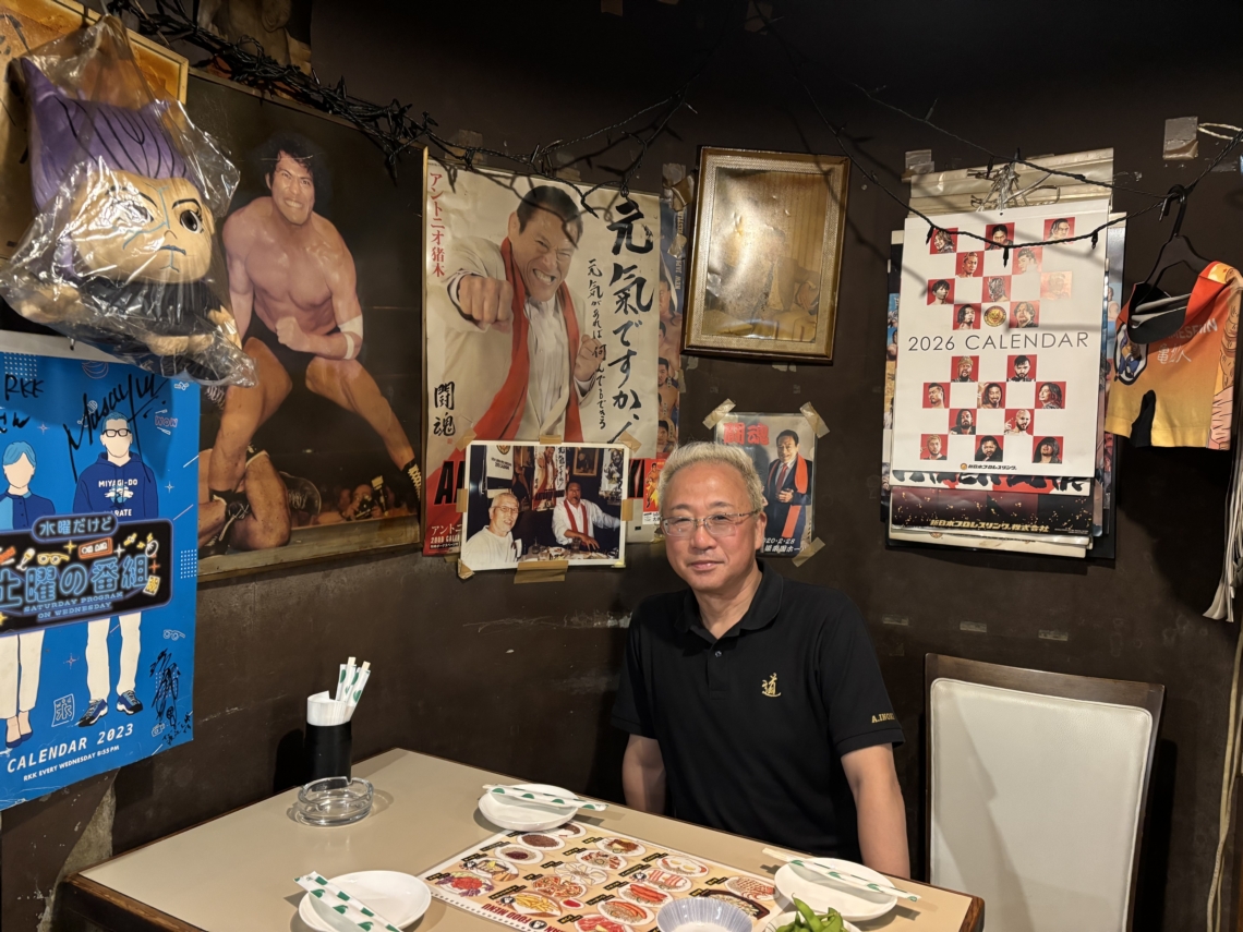 アントニオ猪木さんがいつも使っていたという席に座る筆者