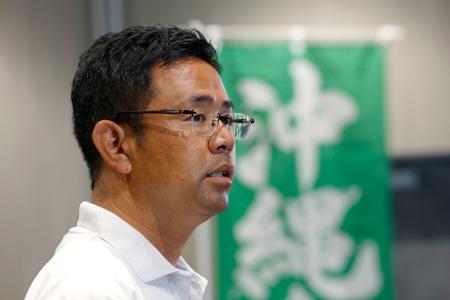 沖縄県知事選で初当選を決め、取材に応じる古謝玄太氏＝１３日夜、那覇市