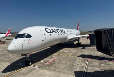 カンタス航空が披露したエアバス「Ａ３５０―１０００ＵＬＲ」＝６月、フランス・トゥールーズ（ロイター＝共同）