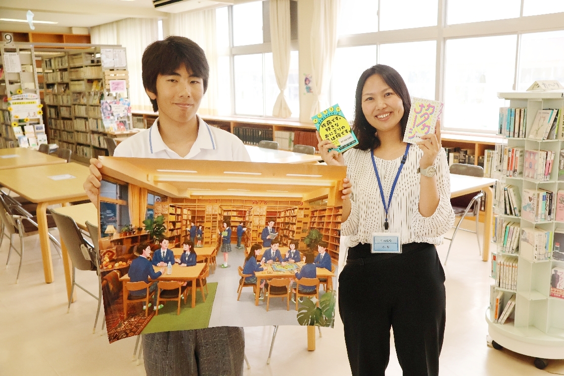 「図書館を楽しい憩いの場に」と取り組む図書委員会の大塚智也委員長（左）＝７月、高田高