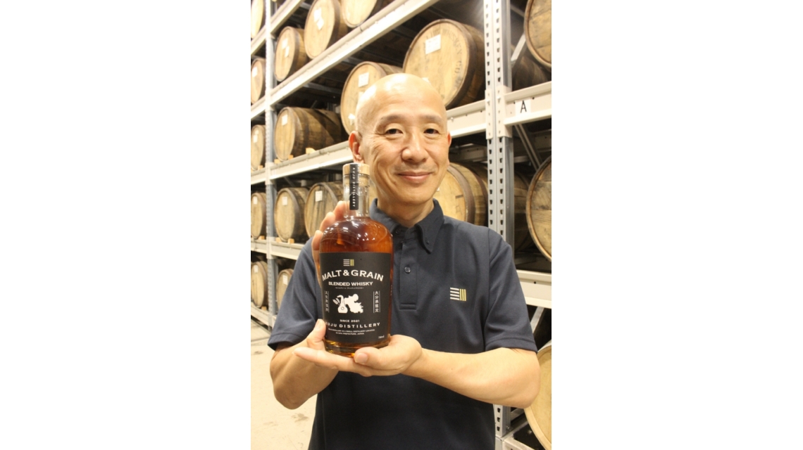 県産大麦の原酒が使われたブレンデッドウイスキー「モルト＆グレーン」を紹介する宇戸田祥自社長＝竹田市久住町久住