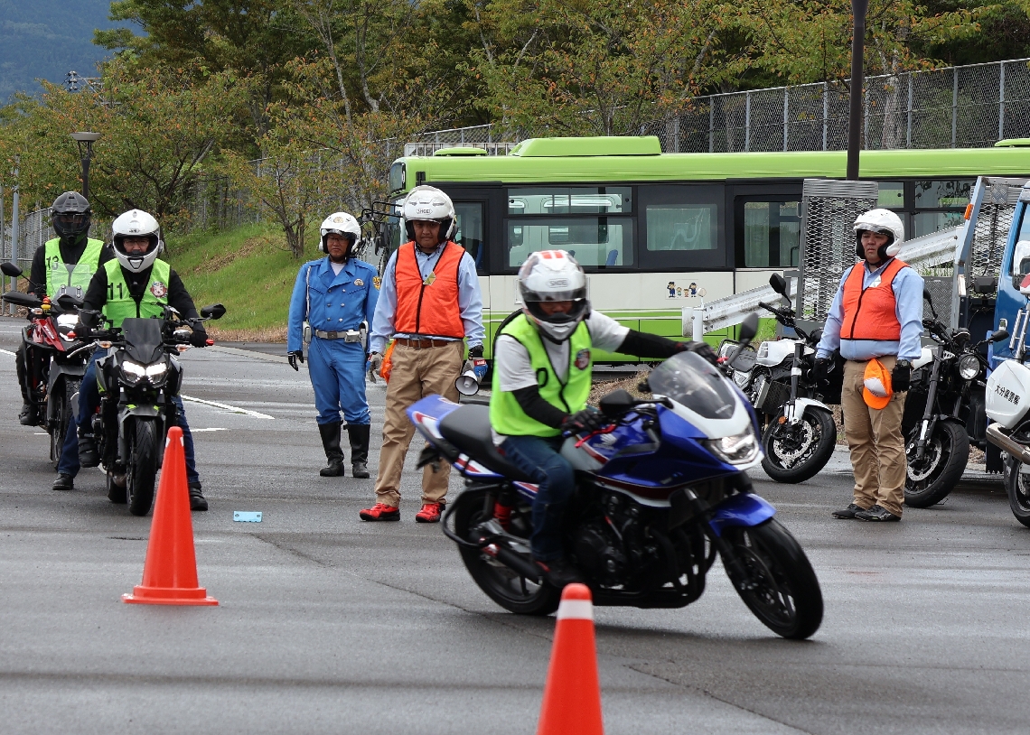 講習会でバイクの操作方法を学ぶ参加者＝１３日、大分市松岡