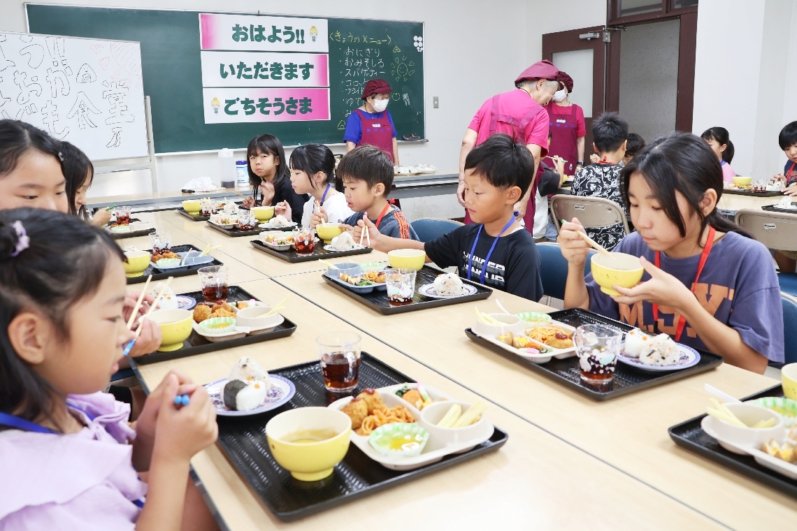 朝食をほおばる児童たち