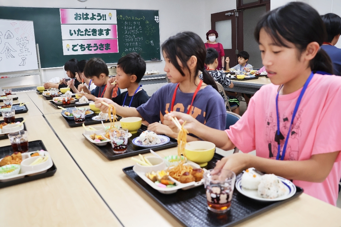 朝食をほおばる児童たち