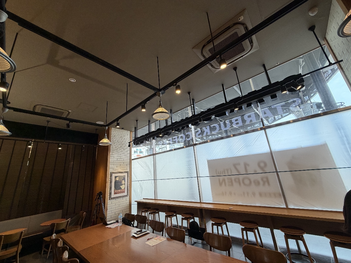 店舗正面にはカウンター席を新設した