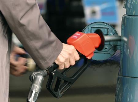 セルフ式ガソリンスタンドで給油する客＝東京都内