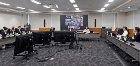 政府の火山調査委員会の臨時会合＝１６日午前、東京都千代田区