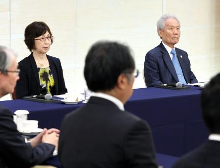 プロ野球オーナー会議に臨むＮＰＢの榊原定征コミッショナー（右）とＤｅＮＡの南場智子オーナー＝東京都内のホテル（代表撮影）