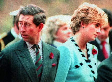 チャールズ英皇太子（当時）（左）とダイアナ妃＝１９９２年１１月、ソウル（ＰＡ通信＝共同）