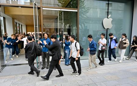 「アップル銀座」に入店する人たち＝１８日午前、東京都中央区