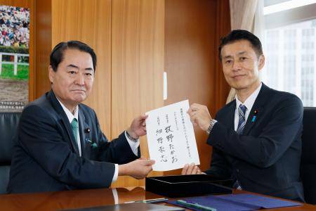 牧野前復興相（左）から引き継ぎを受ける細野復興相＝１８日午前、復興庁