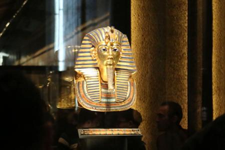 大エジプト博物館に収蔵されているツタンカーメンの「黄金のマスク」＝４月、カイロ近郊ギザ（共同）
