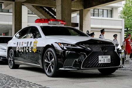 香川県警に寄贈された「レクサス」の「ＬＳ５００ｈ」モデルのパトカー＝１８日午後、高松市
