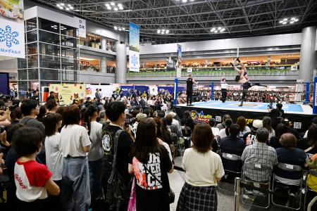 新千歳空港の国内線ターミナルビルで行われたプロレスの興行＝１８日午後、北海道千歳市