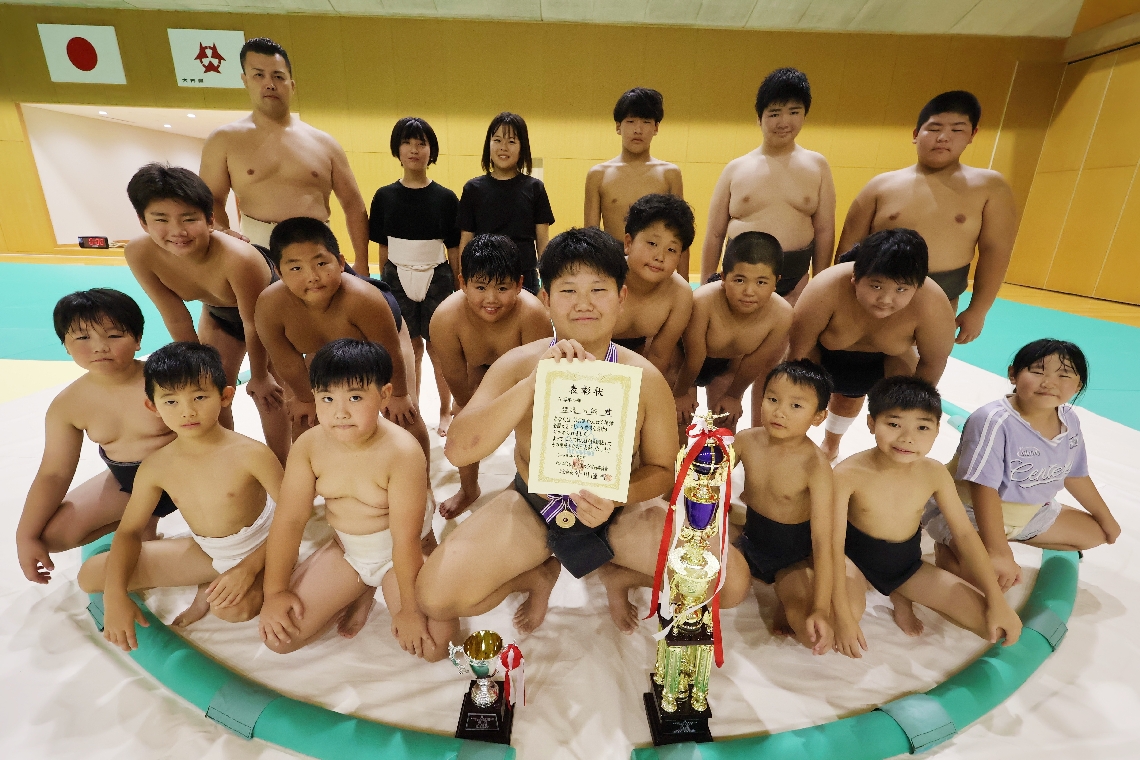 わんぱく相撲全国大会の小学６年生個人の部で優勝した渡辺日翔さん（中央）＝大分市横尾