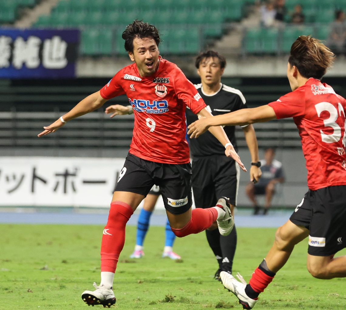 【ヴェルスパ―ジェイリース】後半３分、自身２点目のゴールを決め駆け出すヴェルスパのＦＷ高沢（９）＝クラサスドーム大分