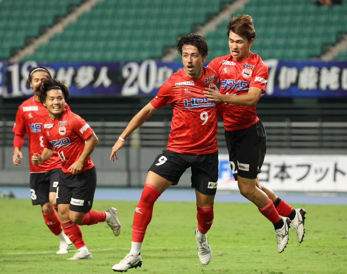 【ヴェルスパ―ジェイリース】後半３分、自身２点目のゴールを決め駆け出すヴェルスパのＦＷ高沢（９）