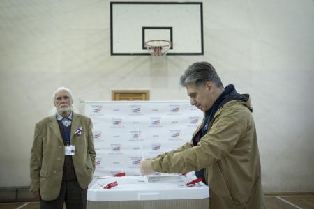 ロシア下院選の投票所で票を投じる人＝１９日、モスクワ（ゲッティ＝共同）