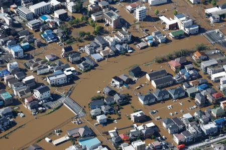 台風２５号の影響による大雨で冠水した千葉県佐倉市内＝２２日午前８時４６分（共同通信社ヘリから）
