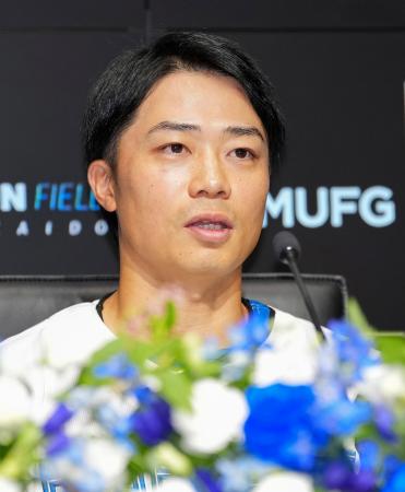 引退試合を前に、記者会見する日本ハムの中島卓也内野手＝２２日、エスコンフィールド北海道
