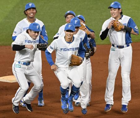 引退試合前、チームメートに囲まれながら守備練習に向かう日本ハム・中島（手前中央）＝エスコンフィールド