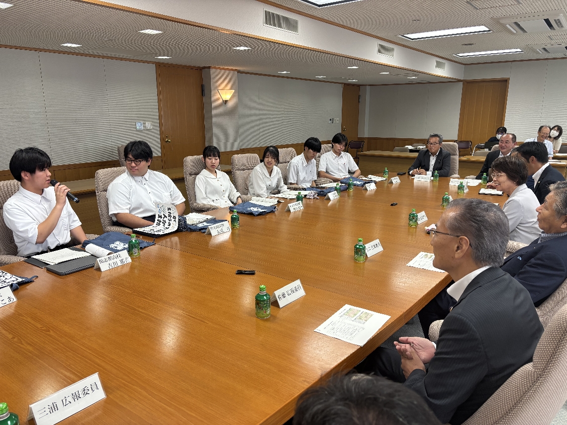 「自分が知事だったらやりたいこと」をテーマに意見交換する県議と高校生＝９月１０日、県議会