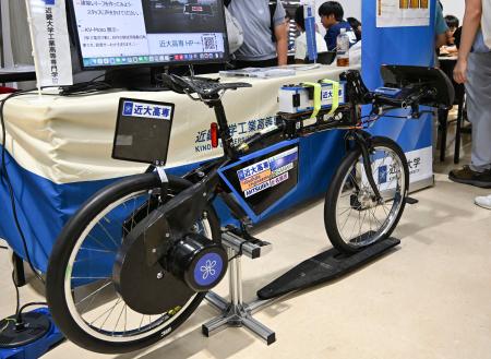 近畿大工業高専が出展した乾電池で動かす電動自転車＝２３日午前、神戸市中央区