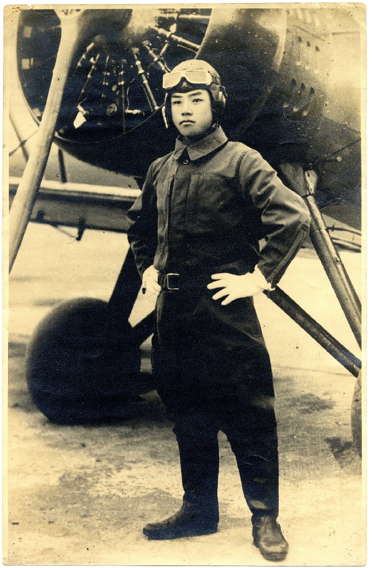 戦闘機の前に立つ菊川忠司さん