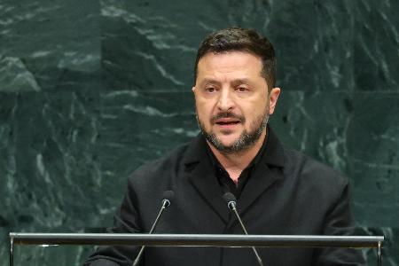 ２３日、米ニューヨークで開かれている国連総会一般討論で演説するウクライナのゼレンスキー大統領（ロイター＝共同）