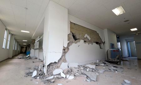 熊本地震で被災し、再開のめどが立っていない国立病院機構熊本南病院＝７月２９日、熊本県宇城市（同病院提供）