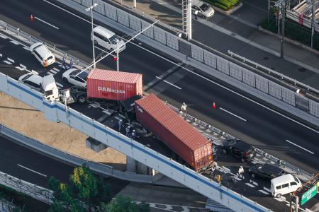 第二神明道路の多重事故現場＝２４日午後４時２８分、神戸市須磨区（共同通信社ヘリから）