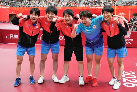 男子団体で優勝し、写真に納まる（左から）篠塚大登、張本智和、岸川聖也監督、松島輝空、戸上隼輔＝豊田市総合体育館