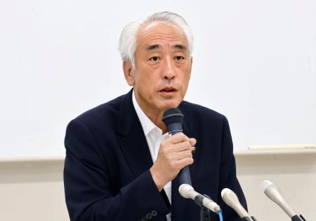 報道陣の取材に応じる茨城県神栖市の木内敏之市長＝２５日午後、同市
