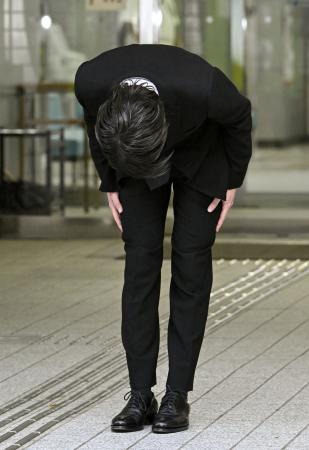 釈放され、頭を下げる「ｔｉｍｅｌｅｓｚ（タイムレス）」メンバー猪俣周杜さん＝２５日午後、東京湾岸署