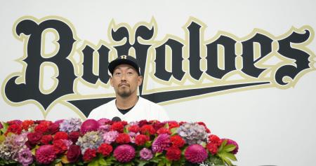 記者会見に臨む、今季限りで現役を引退するオリックスの平野佳寿投手＝２５日、京セラドーム大阪