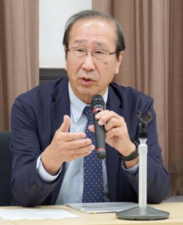 記者会見する京都大の北川進副学長＝２５日午後、京都市