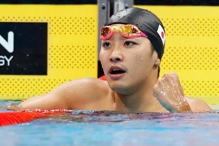 男子２００メートル背泳ぎで優勝しガッツポーズする西小野皓大＝東京アクアティクスセンター